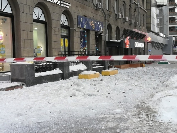 Прокуратура внесла врио мэра Новосибирска представление за опасные сосульки на зданиях