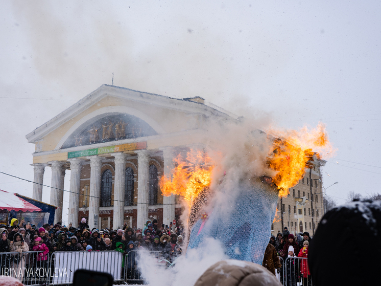 Масленицу сожгли на площади Кирова в Петрозаводске
