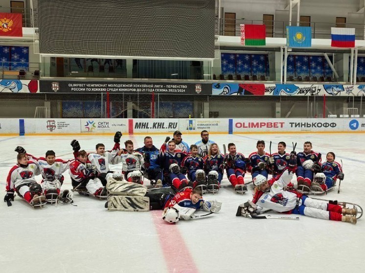 Хоккеисты из «Сахалинских Львят» отмечают день рождения команды