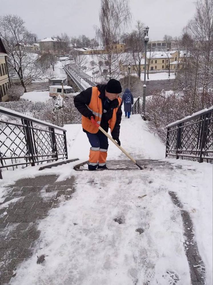 30 единиц техники вышли на уборку улиц Пскова от снега