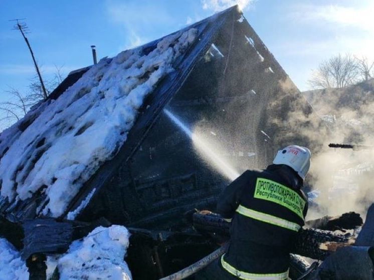В Башкирии пожарные потушили загоревшийся дом