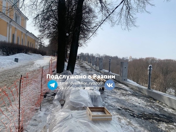 На территории Рязанского кремля начали менять аварийное ограждение