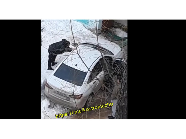 В Костроме машина с умершим за рулем водителем врезалась в подъезд