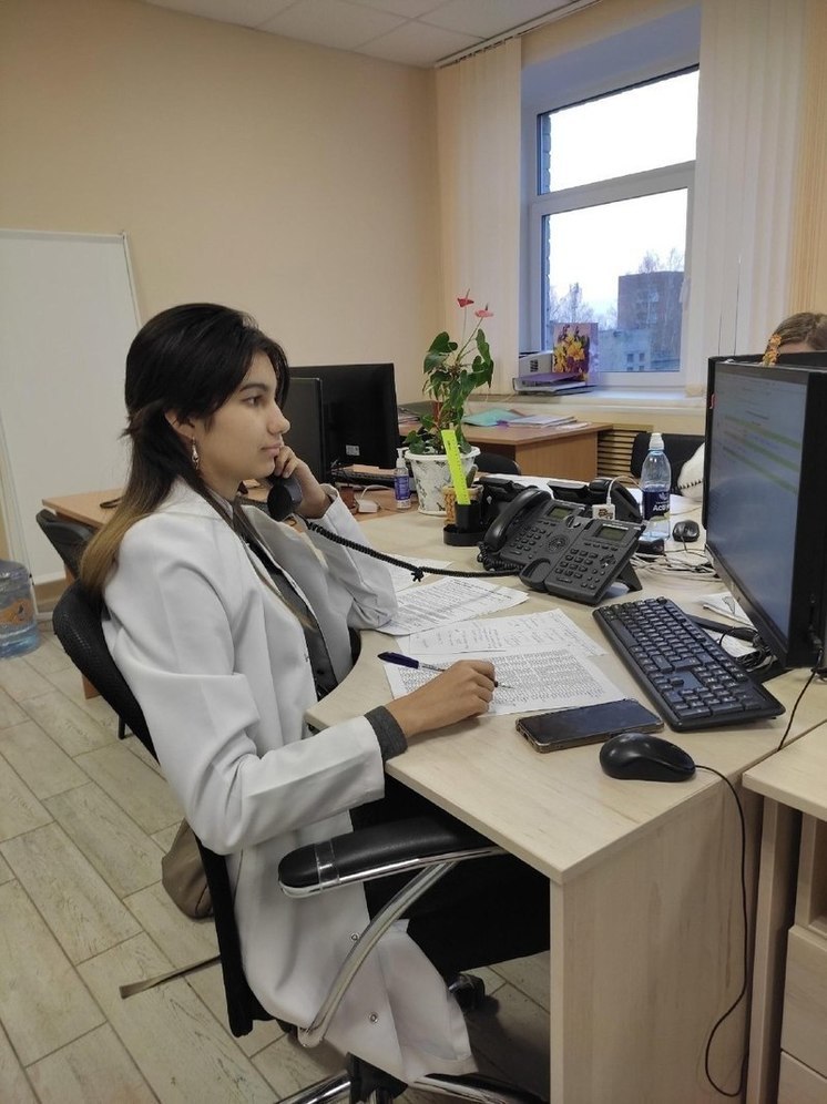 Волонтёры-медики помогают в работе Псковской городской поликлиники