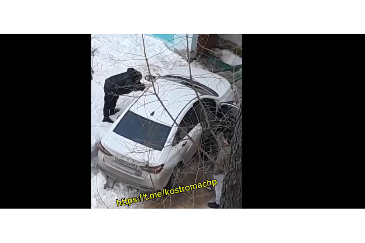 В Костроме машина с умершим за рулем водителем врезалась в подъезд