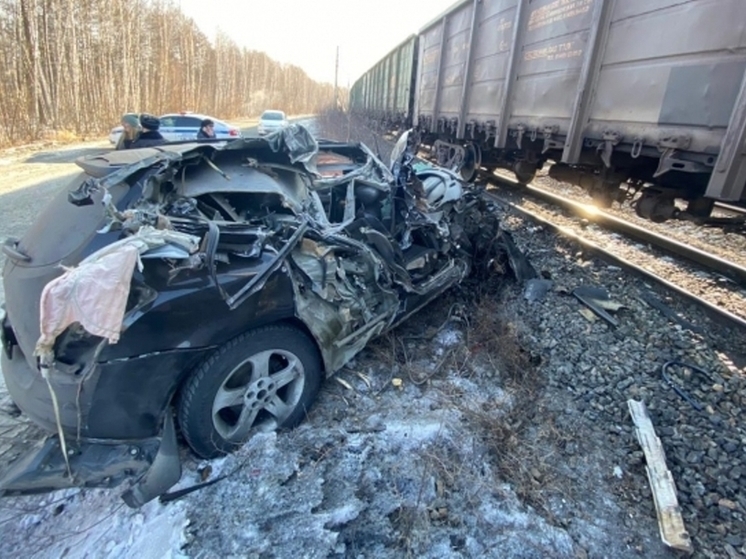 Следователи работают на месте схода вагонов в Приамурье