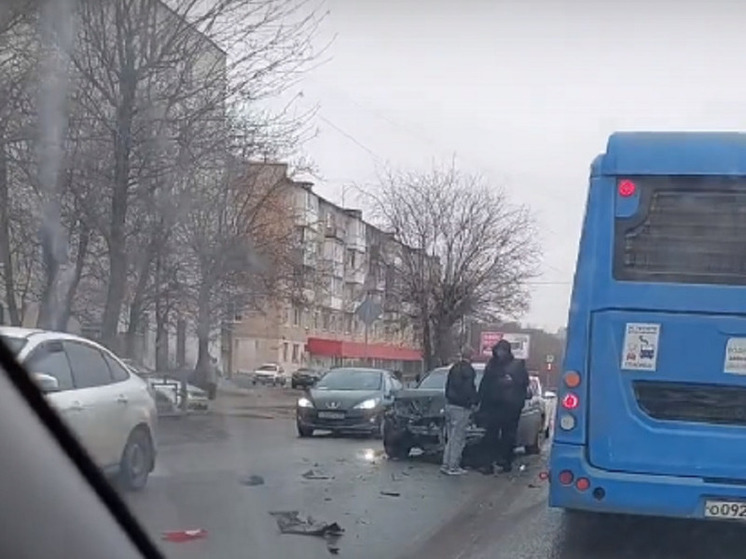 В Пролетарском районе Твери из-за ДТП образовалась пробка