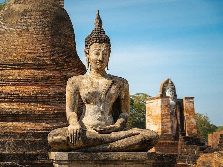 В Таиланде мужчина избил статую Будды тапками