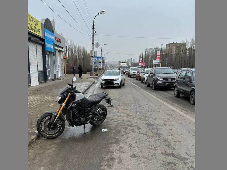 25-летнего мотоциклиста сбила легковушка в Воронеже