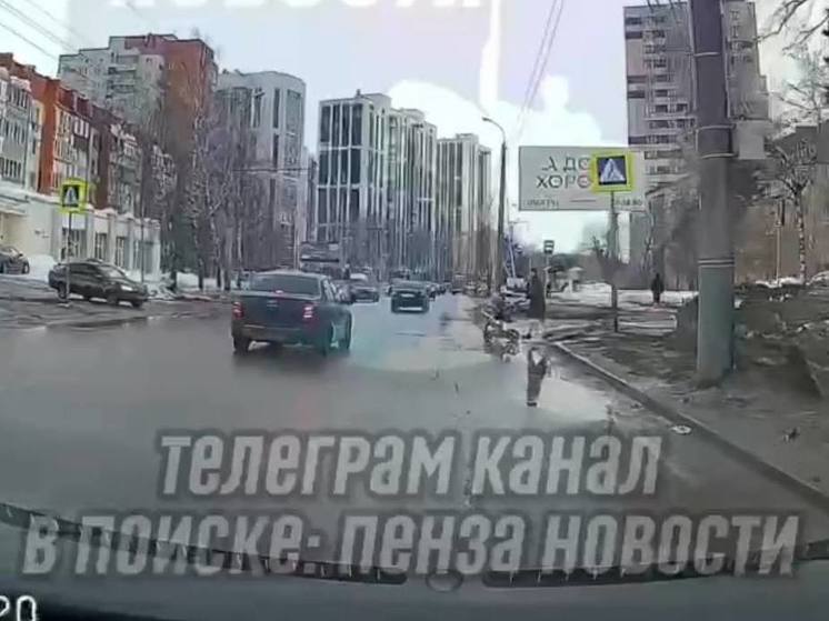 В Пензе легковой автомобиль чуть не сбил женщину с коляской на пешеходном переходе