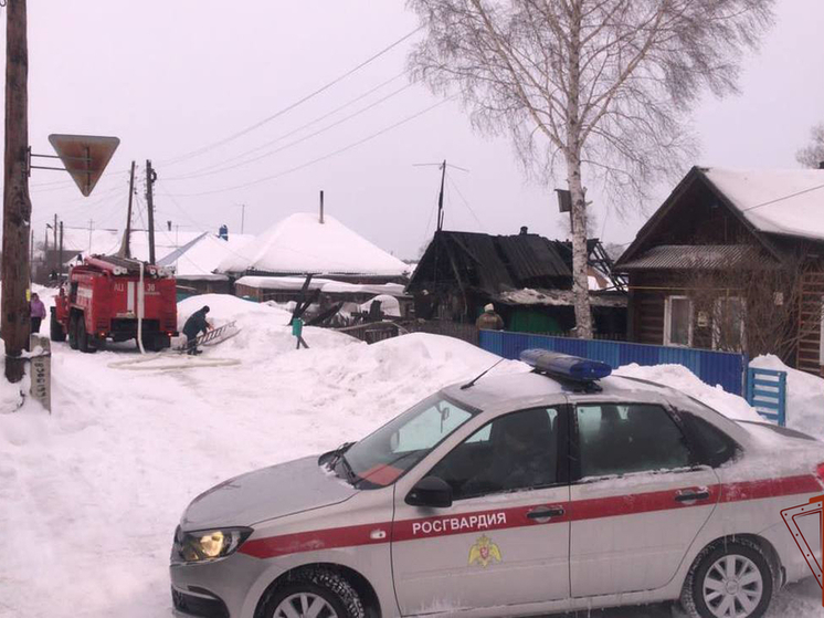 Росгвардейцы не дали умереть мужчине во время пожара в Томской области