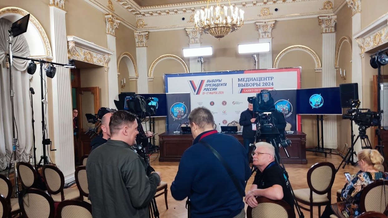 Гадалка и шаржист: кого можно было встретить на «Ночи выборов» в Петербурге