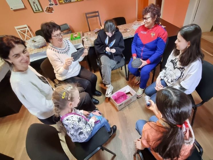 200 пар вязаных носков передали дети для бойцов СВО в госпиталь Кисловодска