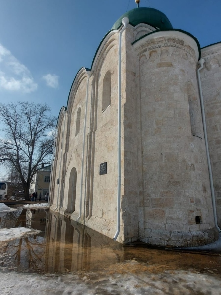 В Ярославской области талая вода заливает храм из золотого наследия ЮНЕСКО
