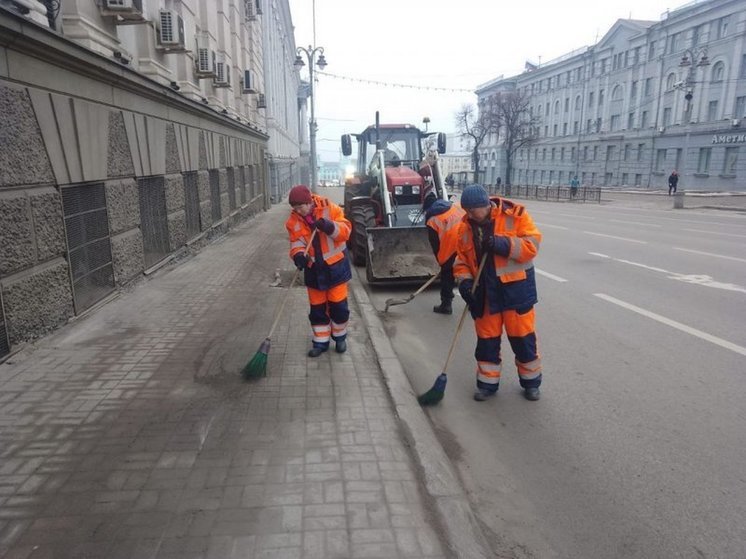 В Курске стартовала уборка города от мусора и песка