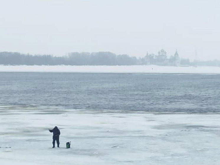 Поверхность реки Волга в Костроме освобождается от ледового покрова