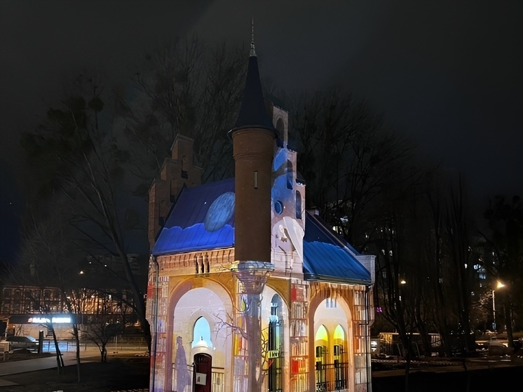 «Сказочно красиво»: в Калининграде подсветили Домик смотрителя