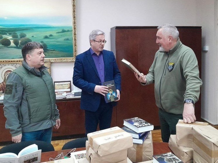 Сенатор Дмитрий Рогозин подарил книги библиотеке МелГУ