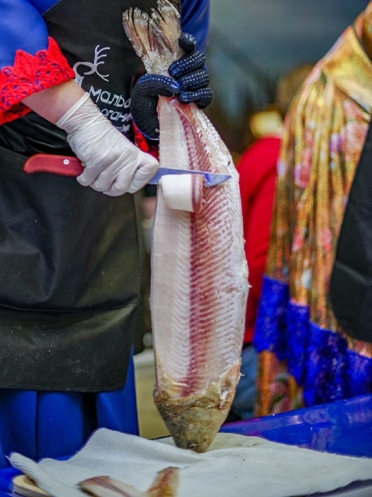 «Нежная и свежая»: иностранцы в ЯНАО оценили рыбную строганину