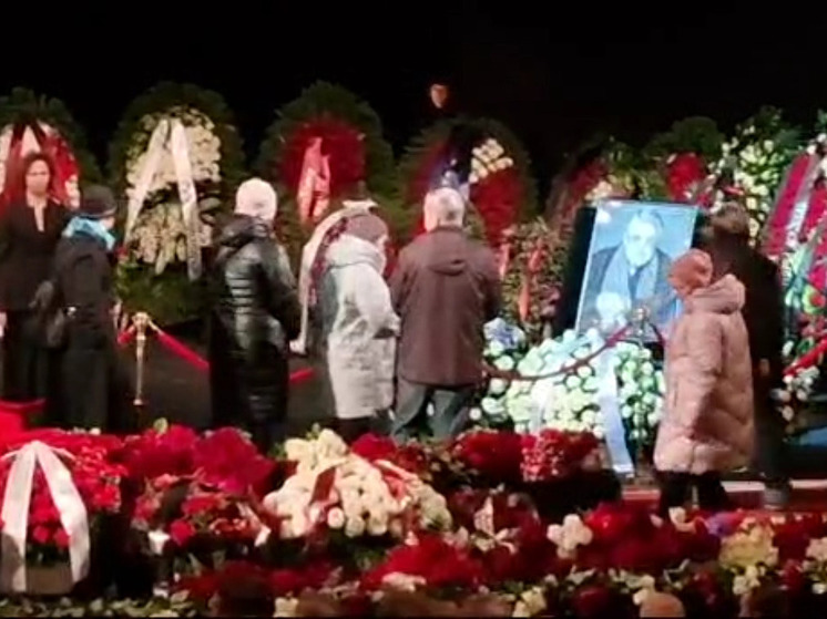 На церемонию прощания с Ширвиндтом пришли Костолевский, Ярмольник с супругой, Каневский и другие
