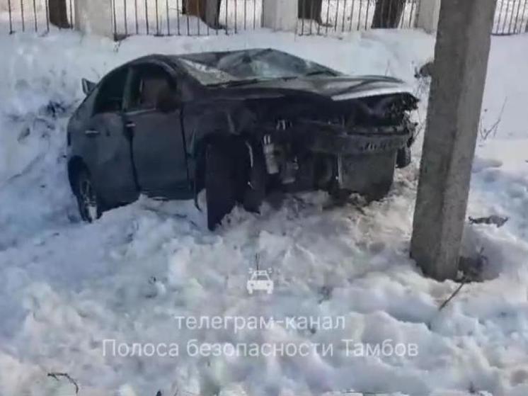 В Кирсанове пьяный водитель иномарки перелетел через ограждение и врезался в столб