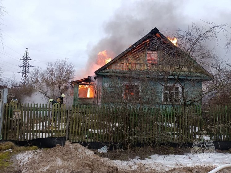 На пожаре в частном доме в Великом Новгороде погиб человек