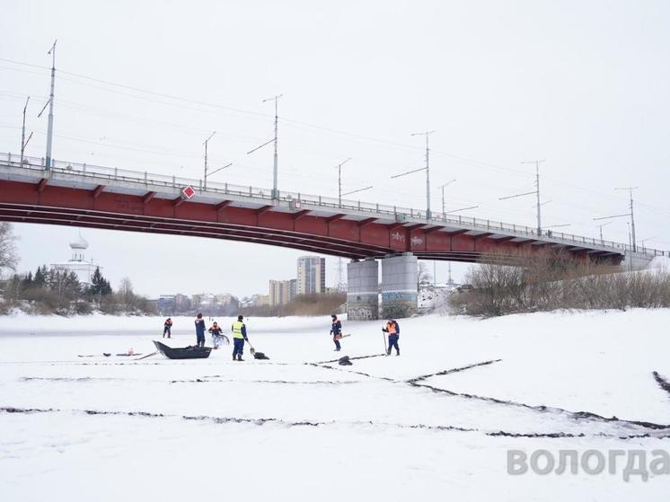 Работы по чернению и резке льда на реке Вологде завершены