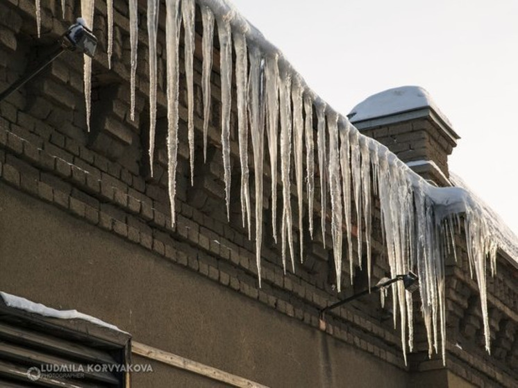  Опасные сосульки падают с крыши дома на Зареке в Петрозаводске