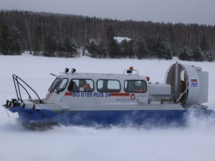 Со льда Красноярского моря в очередной раз эвакуировали трех человек