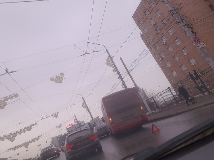 На Первомайском проспекте в Рязани произошла авария с участием автобуса