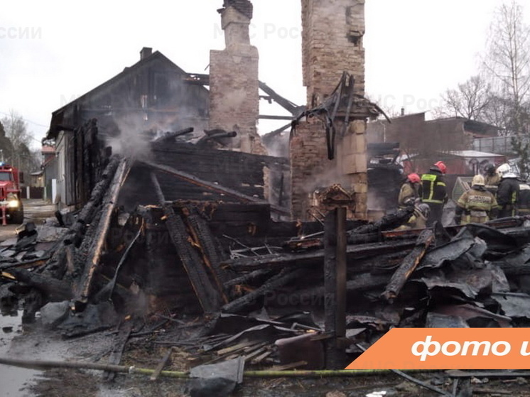 Горящие сарай и дом в Красном Бору тушили 16 спасателей