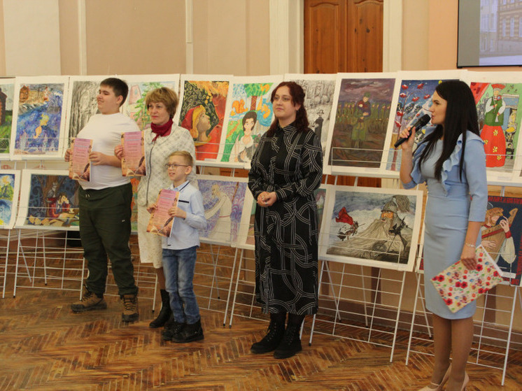 В Смоленске открыли выставку творческих работ «Любимых книг волшебный мир»