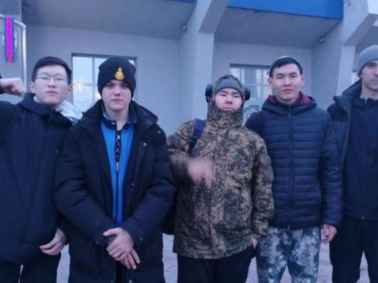 Студенты ВСГУТУ грузят зернофураж для гуманитарной помощи   Монголии
