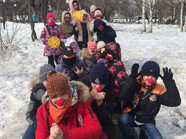 В Хабаровском сквере дети-клоуны создавали позитивное настроение прохожим