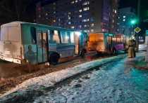 Два автобуса №35 столкнулись в Бийске вечером 18 марта, пострадал один пассажир. Об этом сообщила помощник прокурора Алтайского края Мария Антошкина. 