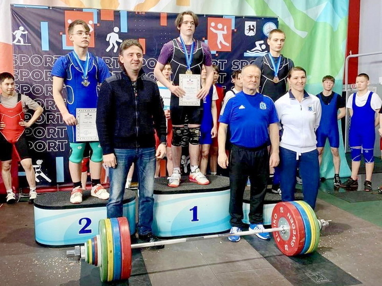 Ямальские тяжелоатлеты разыграли награды на окружных соревнованиях