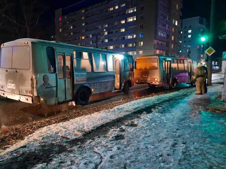 Два автобуса столкнулись в Бийске, есть пострадавший