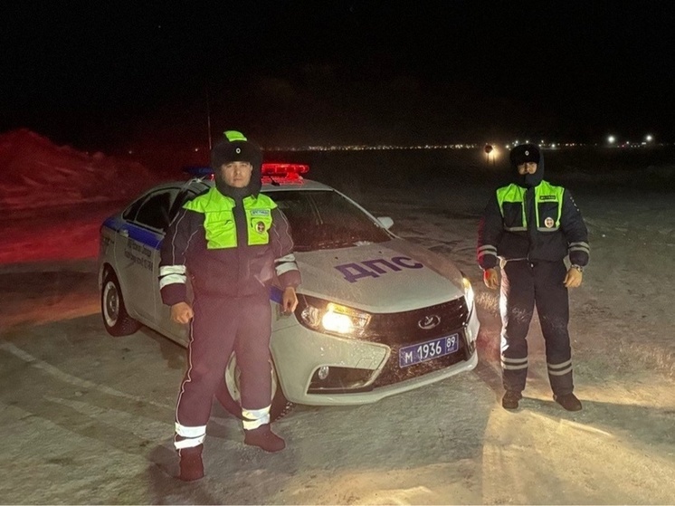 Автоинспекторы Салехарда вызволили 3 авто с людьми из снежного плена