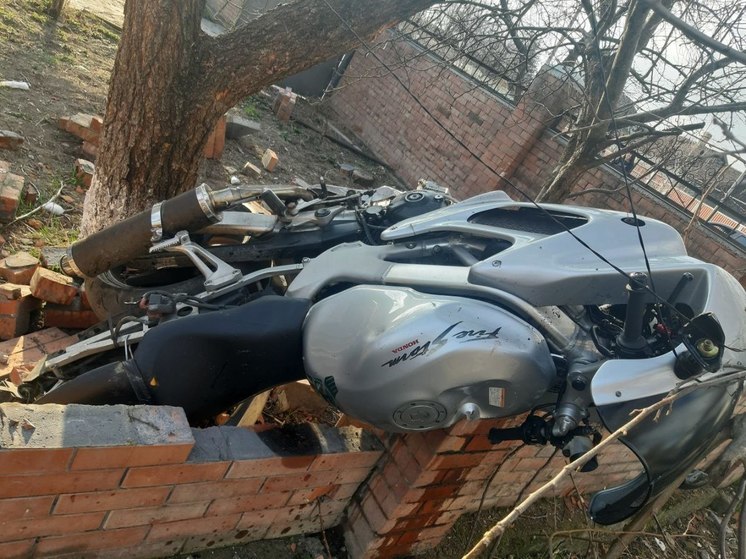 В Кировском округе мотоциклист и его пассажир погибли, врезавшись в кирпичный забор