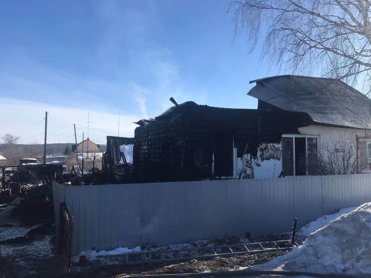 Трое детей погибли при ночном пожаре в свердловском поселке