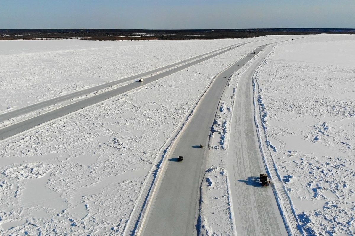 Паром нижний бестях якутск 2024. Ледовая переправа Якутск Нижний Бестях. Переправа Якутск-Нижний Бестях. Ледовая переправа Якутск. Зимник Якутия 2022.