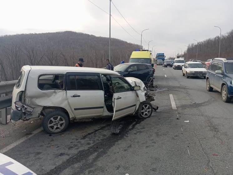 Не заметил: невнимательный водитель собрал три машины в ДТП во Владивостоке