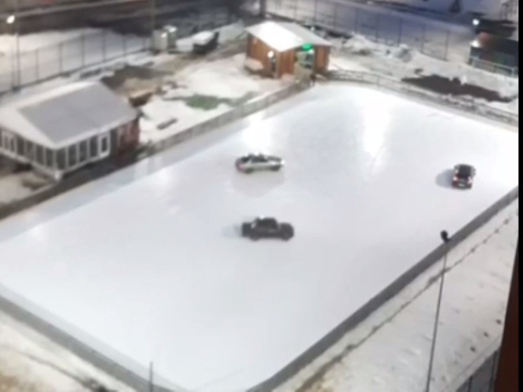 Дрифт на школьном стадионе устроили неизвестные в Ленинском округе