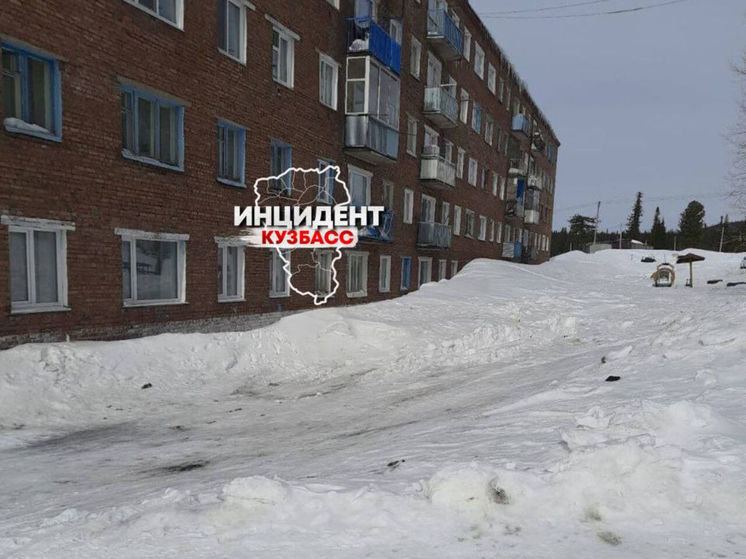 Жители кузбасского города пожаловались на плохую уборку снега