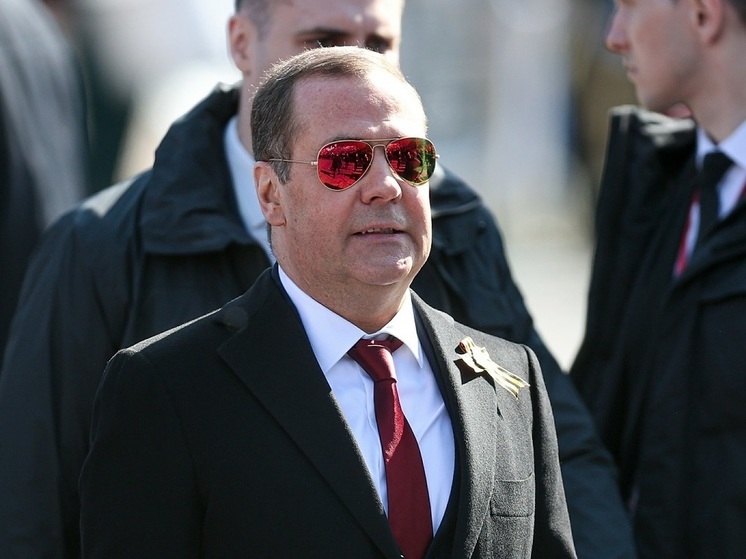 Медведев заявил, что риторика Франции, Германии и США «поражает своей противоречивостью»