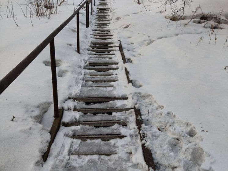 Горка вместо лестницы образовалась по дороге к одной из школ Кемерова