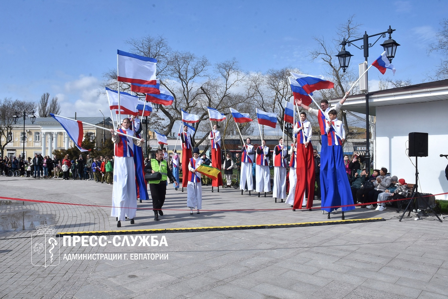 В Евпатории артисты на ходулях установили рекорд России в честь Крымской весны