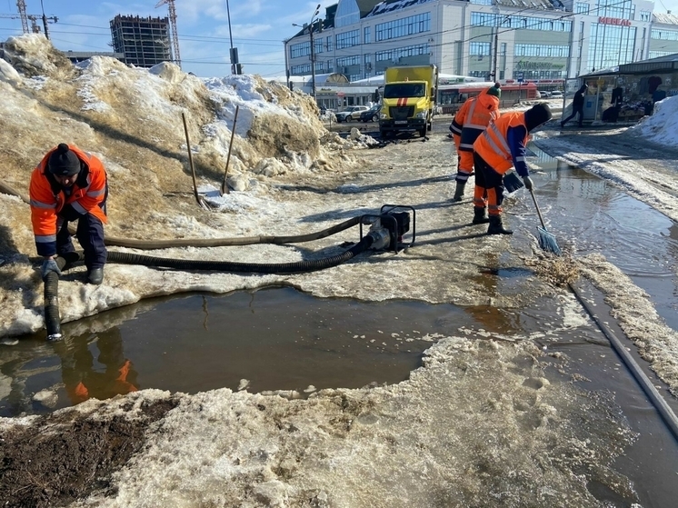 В Казани воду с трамвайных путей от таяния снега ежесуточно откачивают
