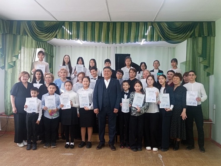 Юные элистинцы показали мастерство игры на фортепиано