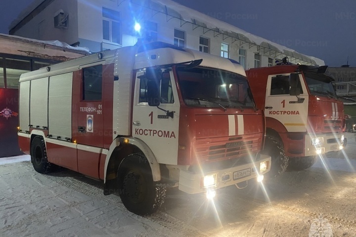 Костромские пожарные тушили пожар в гаражном кооперативе